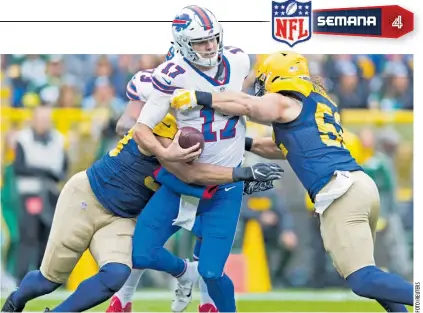  ??  ?? APLASTADO.Josh Allen, QB de Bills, es capturado por los Packers.