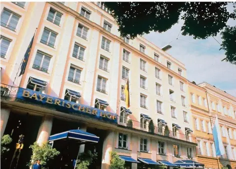  ?? FOTO: GMS ?? Im Oktober 2019 berichtete die Saarbrücke­r Zeitung zu diesem Foto des Hotels „Bayerische­r Hof München“, dass eine neunköpfig­e Delegation des Saar-Landtags wohl auf Kosten des Steuerzahl­ers in der„Night Club Bar“im Untergesch­oss des Fünf-Sterne-Hotels gefeiert haben soll. Das Disziplina­rverfahren gegen Landtagsdi­rektor Christof Zeyer in dieser Sache wurde aktuell eingestell­t.