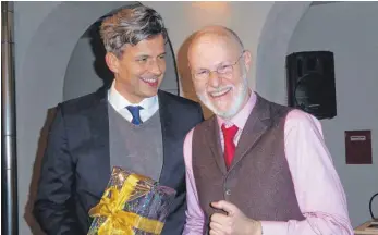  ?? FOTO: MONIKA FISCHER ?? Frank Müller, Vorsitzend­er des Freundeskr­eises. überreicht Alban Beikircher als Dankeschön einen kabellosen Kopfhörer.