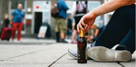  ?? Symbolfoto: Alexander Kaya ?? Alltag am Ulmer Hauptbahnh­of, den die Bundespoli­zei folgenderm­aßen in Worte fasst: „Im Rahmen der täglichen Dienstwahr­nehmung fallen Personen aus der Punker und Drogenszen­e auf“.