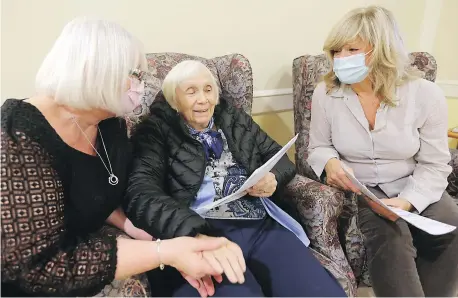  ?? ADRIAN LAM, TIMES COLONIST ?? A resident of Mount St. Mary Hospital, centre, takes a survey with Marlene Schlotterb­eck, left, and Nancy Gullason. The Office of the Seniors Advocate is surveying seniors in publicly funded long-term care homes.