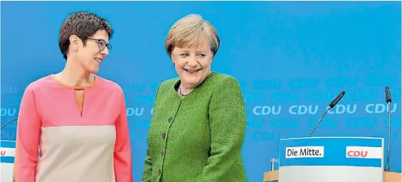  ?? AFP ?? Juntas. Annegret Kramp-Karrenbaue­r y Merkel, ayer, en la sede de la CDU. La designació­n debe ser votada en el partido la semana que viene.