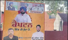  ?? KESHAV SINGH/HT ?? A hoarding in support of CM Capt Amarinder Singh outside the Congress headquarte­rs in Chandigarh.