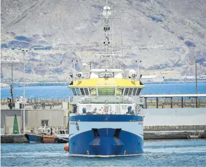  ?? Foto: E.P. ?? El buque oceanográf­ico ‘Ángeles Alvariño’, partiendo ayer del puerto de Santa Cruz de Tenerife.