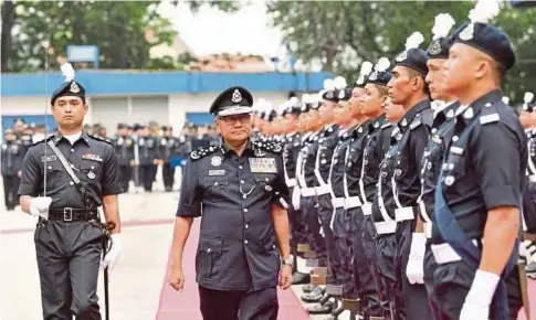  ??  ?? MOHAMAD Fuzi melakukan pemeriksaa­n barisan kawalan kehormat anggota polis pada Perhimpuna­n Bulanan Peringkat Bukit Aman, semalam.