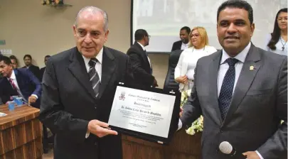  ??  ?? O filho, Antonio Carlos Júnior, presidente da Rede Bahia, recebe a placa em nome do pai: ‘Justa homenagem’