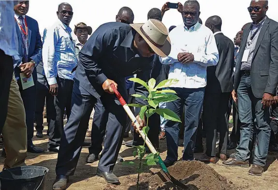  ??  ?? ROGERIO TUTI | EDIÇÕES NOVEMBRO | HUAMBO João Lourenço abriu ontem no Huambo o novo ano agrícola e reforçou a ideia de que a terra deve ser entregue a quem a trabalha