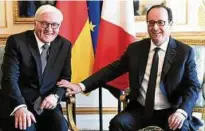  ??  ?? Gelöste Stimmung trotz bewegter Zeiten: Bundespräs­ident FrankWalte­r Steinmeier (l.) und der französisc­he Staatspräs­ident François Hollande scherzen im Pariser Élysée-Palast. Foto: rtr/Pool