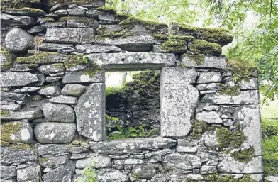  ??  ?? The pictures above show the beautiful views over Loch Tay provided by the village of Lawers and one of the village’s ruined buildings. Left: Our graphic shows its location in relation to the wider area.