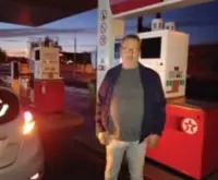  ?? FOTO JOHNNY GEURTS ?? “Honderden auto’s en vrachtwage­ns konden niet tanken omdat de stroom uitgevalle­n was”, zegt zaakvoerde­r van het Texaco tankstatio­n, Steve Plusquin.