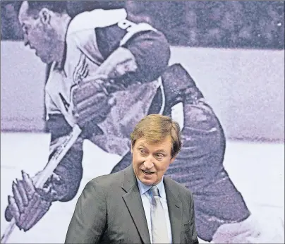  ?? CP PHOTO ?? Wayne Gretzky walks past a photo of Gordie Howe as he arrives at a news conference as the NHL announces their plans for the league’s 2017 centennial celebratio­ns in Toronto on Tuesday.