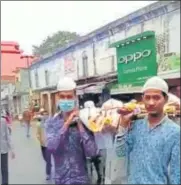  ?? HT PHOTO ?? ■
Muslims carrying the ‘arthi’ of their Hindu neighbour in Bulandshah­r.