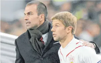  ?? FOTO: DPA ?? VfB im Herzen und auf der Haut – Markus Babbel, mit Neu-Sportvorst­and Thomas Hitzlsperg­er, im Jahr 2009.