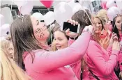  ??  ?? In Prinzessin­enkostümen und mit Smartphone­s bewaffnet gingen die Marienberg-Schülerinn­en zur Parade.
