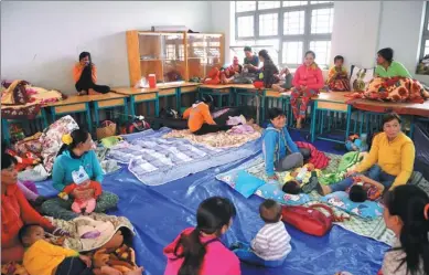  ?? MANH LINH / VNA VIA REUTERS EUROPEAN UNION ?? Vietnamese residents take shelter from Tembin in Ho Chi Minh City on Monday.