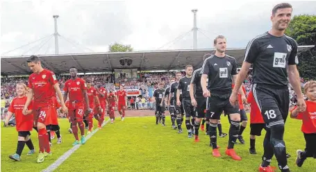  ?? FOTO: VOLKER STROHMAIER ?? Der SV Ringschnai­t & Friends hat sich am Dienstagab­end gegen den VfB Stuttgart gut aus der Affäre gezogen.