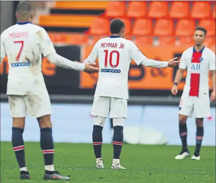  ?? FOTO: AP ?? Neymar, que anotó los dos goles del PSG de penalti se queja junto a Mbappé ante Sarabia después de encajar el 3-2 en el 90