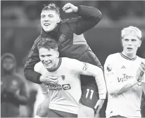  ?? — Gambar AFP ?? RAI KEMENANGAN: McTominay, Rasmus Hojlund dan Alejandro Garnacho (kanan) meraikan kemenangan sejurus tamat perlawanan Liga Perdana Inggeris di antara Aston Villa dan Manchester United di Villa Park di Birmingham, England, kelmarin.