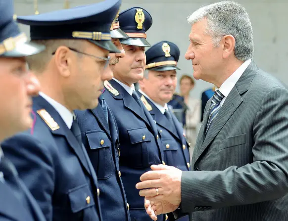  ??  ?? Istituzion­i Antonio De Jesu è arrivato per la prima volta a Napoli da poliziotto nel 1977. È diventato questore della città il 1 marzo del 2017