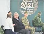  ??  ?? Ayer, el Presidente de la República, durante su gira en San Luis Potosí, se mostró sin el tapabocas.