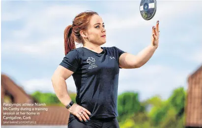  ?? SAM BARNES/SPORTSFILE ?? Paralympic athlete Niamh McCarthy during a training session at her home in Carrigalin­e, Cork