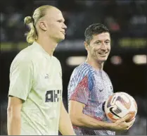  ?? FOTO: GETTY ?? Haaland y Lewandowsk­i, en el Barça-City benéfico de 2022