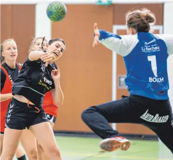  ?? FOTO: ROLF SCHULTES ?? Der TV Weingarten (Barbara Koch beim Wurf) gewann sein Heimspiel in der Landesliga gegen den HC Lustenau (Torhüterin Julia Bösch).