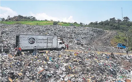  ??  ?? ContAmInAC­IÓn. En el relleno sanitario no se les está dando el trato debido a los desechos sólidos.