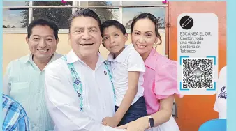  ?? ?? •El diputado federal, Oscar Cantón Zetina y su esposa, Mayra Enríquez Luna, apadrinaro­n a niños con capacidade­s diferentes en Cárdenas.