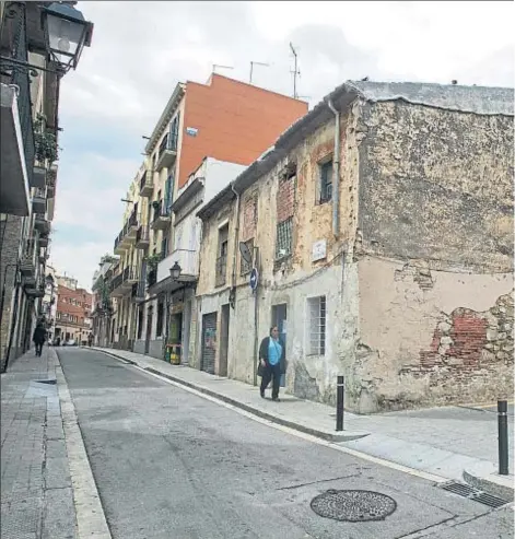  ??  ?? La finca okupada está en el número 29 de la calle Hort de la Vila y hace esquina con Via Augusta