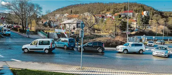  ?? Foto: Dan Materna, MAFRA ?? Většinu času zavřené Po plánovaném přesunutí železniční stanice Velká Chuchle hrozí, že během dopravní špičky budou závory zavřené z každé hodiny celých 56 minut.