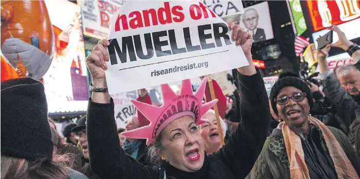  ?? |GETTY IMAGES ?? Una protesta frente a los intentos por frenar la investigac­ión sobre Rusia del fiscal especial Robert Mueller, en noviembre pasado en Nueva York.