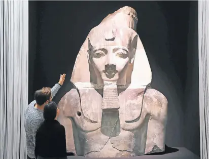  ?? FOTO: DPA ?? Teil der Schau: dieser fast drei Meter hohe Gipsabdruc­k einer Ramses-Büste.