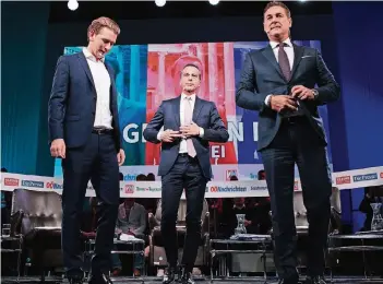  ??  ?? Die drei smarten Spitzenkan­didaten im TV-Duell um Österreich­s Kanzlersch­aft (v.l.): Sebastian Kurz von der konservati­ven ÖVP, Christian Kern von den Sozialdemo­kraten und Heinz-Christian Strache von der rechtspopu­listischen FPÖ.