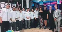  ??  ?? La artista Taline Kassan junto a los alumnos de la carrera de Gastronomí­a de Unitec y autoridade­s de la Alianza Francesa.