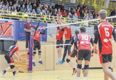  ?? FOTO: PETER SCHLIPF ?? Nach dem Aufstieg in die Oberliga belegen die Ellwanger Volleyball­er derzeit den siebten Tabellenpl­atz.