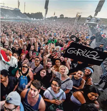  ?? PHOTO DANIEL MALLARD ?? Il y avait encore foule hier soir pour cette avant-dernière soirée du FEQ, mais sans doute rien de comparable avec ce qui attend la ville aujourd’hui. Entre la clôture du festival avec Muse et le spectacle d’iron Maiden au Centre Vidéotron, Québec...