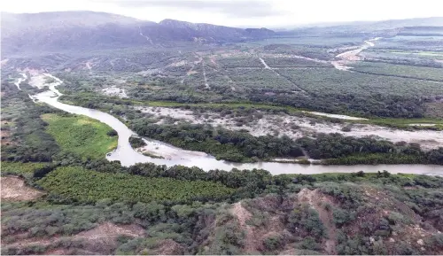  ?? JORGE CRUZ/LISTÍN DIARIO ?? Importanci­a para la región. Este es un importante afluente que facilita la vida a miles de pobladores de una amplia zona sur. Este río sirve de fuente para el regadío de miles de tareas destinadas a la producción agrícola, el ganado y el consumo...