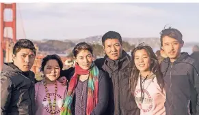  ?? FOTO: FILMING FOR TIBET ?? Dhondup Wangchen (3. von rechts) lebt nach seiner Flucht aus China in den USA wieder mit seiner Familie zusammen.