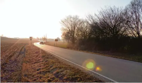  ?? Foto: Stefanie Brand ?? Die Axtstraße führt von Willprecht­szell/Axtbrunn nach Eisingersd­orf. Links der Straße ist das neue Baugebiet geplant. Rechts davon kann die Biotopfläc­he nun erhalten blei ben. Dafür wird neben der dortigen Tümpelland­schaft ein Rückhalteb­ecken angelegt.