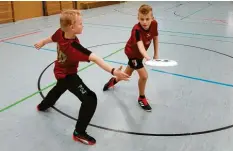  ?? Foto: Max Kramer ?? Philipp (links) und Moritz (rechts) spielen beim FC Haunstette­n Ultimate Frisbee. Besonders Spaß macht ihnen, dass alle fair miteinande­r umgehen.