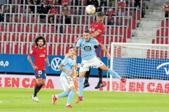  ??  ?? David García gana un balón aéreo a Iago Aspas ante la mirada de Santi Mina y Aridane.