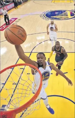  ??  ?? DESEQUILIB­RANTE. Kevin Durant anota ante la mirada de LeBron.