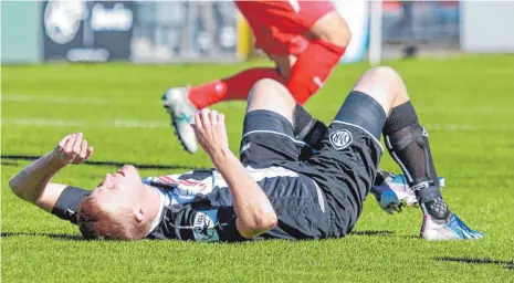  ?? FOTO: PETER SCHLIPF ?? Am Ende war der SC Paderborn, der mit Siebenmeil­en-Stiefeln Richtung 2. Liga marschiert, einfach abgezockte­r als der VfR Aalen und schlug diesen mit 3:0.