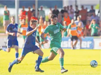  ?? FOTO: GÜNTER KRAM ?? Ailingens Tayfun Eköz (re.) gewann das Laufduell gegen den Schlachter­ner Marc Erath und schob den Ball danach zum 3:0-Endstand ins leere Tor.