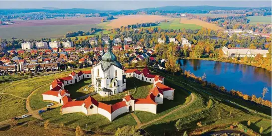  ?? FOTO PROFIMEDIA ?? Nejoriginá­lnější, nejúžasněj­ší, nejkrásněj­ší. Kostel je vrcholným dílem Jana Blažeje Santiniho a provází ho magická symbolika pětek. To je patrné už při pohledu na půdorys.
EVA OBŮRKOVÁ