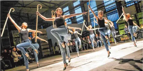  ?? FOTO: THOMAS SIEDLER ?? Die Ballettkla­sse der Aalener Musikschul­e (Leitung von Raina Hebel und Elena Wirth) steuerte Tanzszenen zum „GSA-Boogaloo“bei.