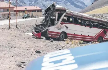  ??  ?? Pasajeros gritaron por exceso de velocidad del bus de Meltur que volcó en Mendoza.