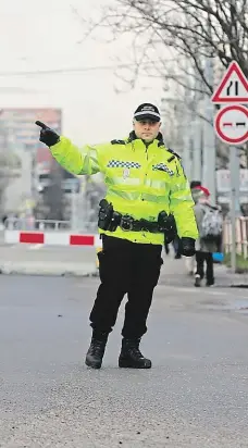  ?? Foto: Petr Topič, MAFRA ?? Tudy ne! Městská policie pomáhá při uzavírkách řidičům najít správnou cestu.