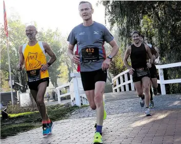  ?? BILD: SASCHA STLBER ?? Noch viele Kilometer vor sich: (von links) Carsten Röber, Sven Ahrens und Oliver Schütte auf dem ersten Marathon-Abschnitt um das Zwischenah­ner Meer.